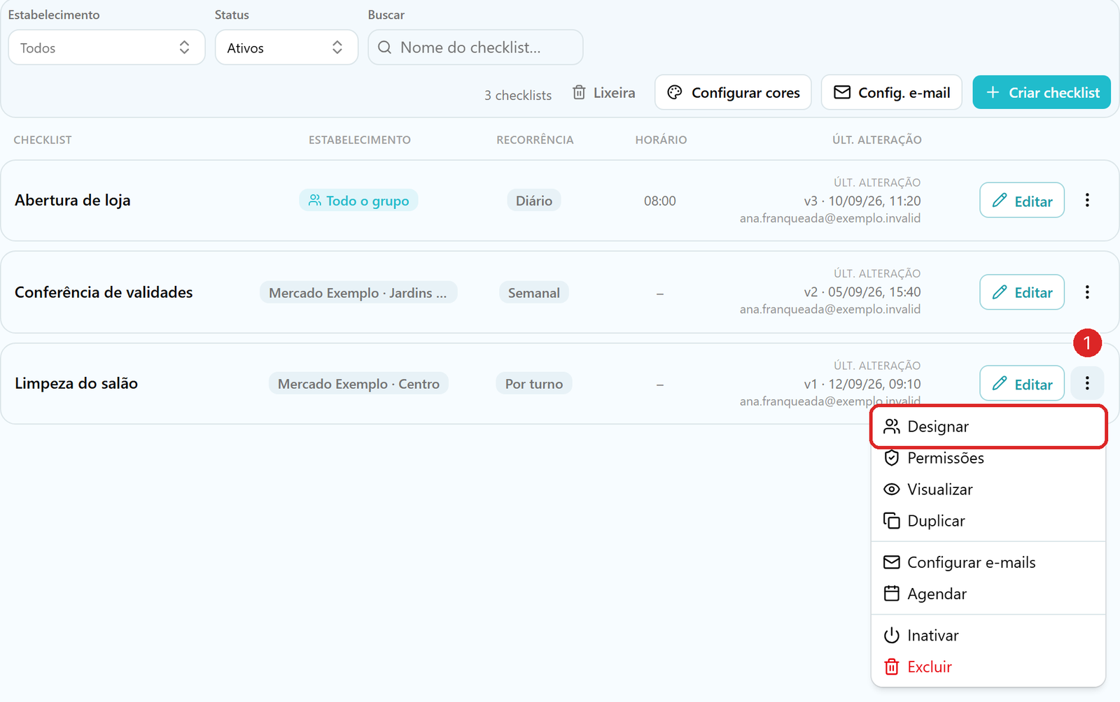 Lista de checklists em Configurar com o menu de ações do checklist Limpeza do salão aberto e a opção Designar destacada.