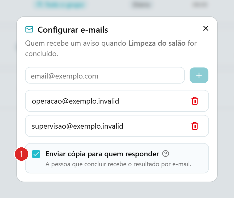 Diálogo Configurar e-mails com dois endereços cadastrados e a opção de enviar cópia para quem responder marcada.