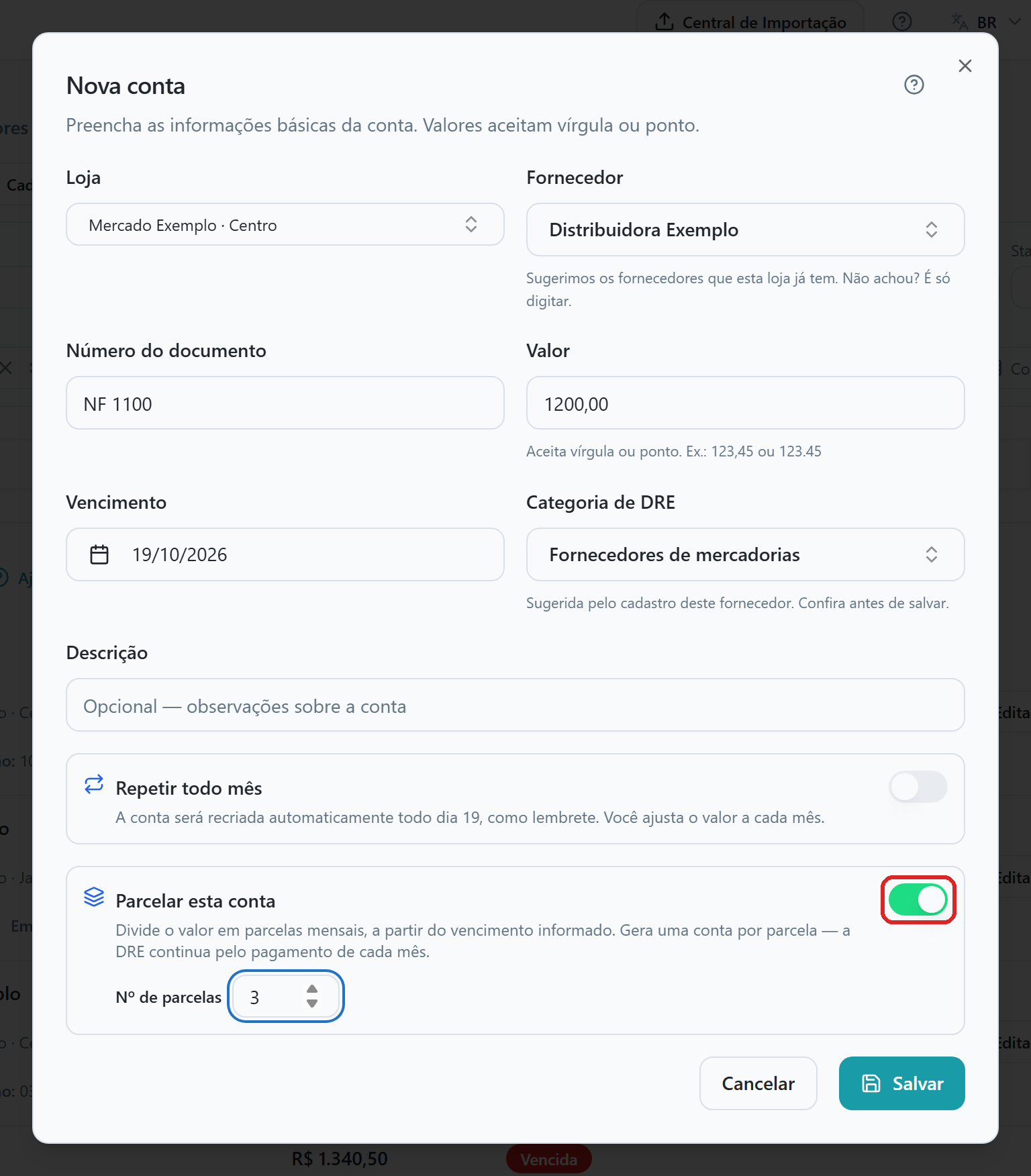 Diálogo Nova conta preenchido com a loja Mercado Exemplo Centro, o fornecedor Distribuidora Exemplo e a categoria sugerida por ele, com Parcelar esta conta ligado em 3 parcelas e Repetir todo mês desabilitado.