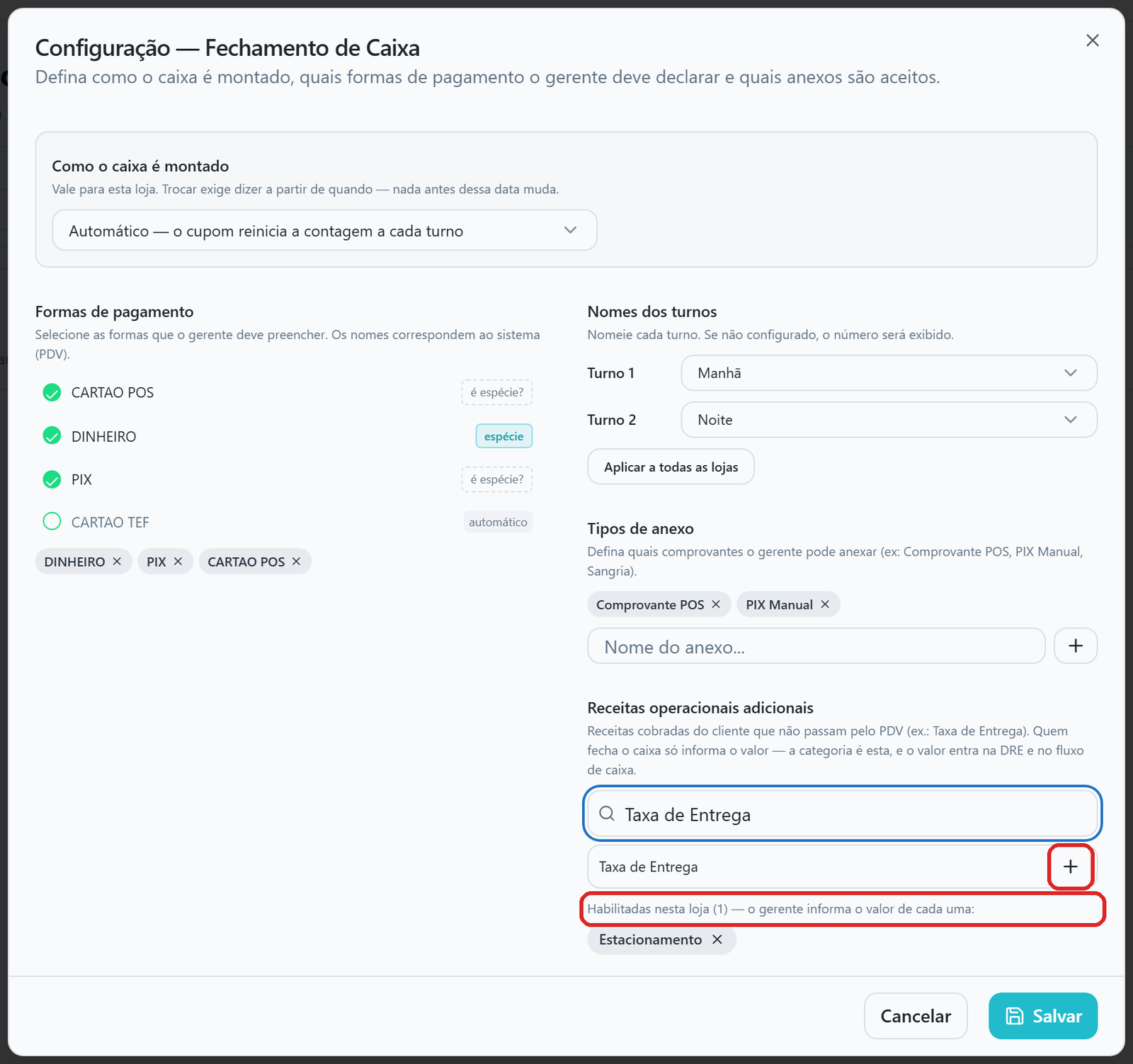 Bloco Receitas operacionais adicionais do diálogo de configuração, com a busca preenchida com Taxa de Entrega, uma linha de resultado com o sinal de mais para habilitar e a etiqueta Habilitadas nesta loja com a receita Estacionamento.